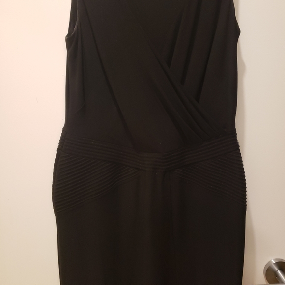 Ralph Lauren Evening Dress in Black with Low V-Neck and Sculpted Bodice, Size 8 - Picture 3 of 5